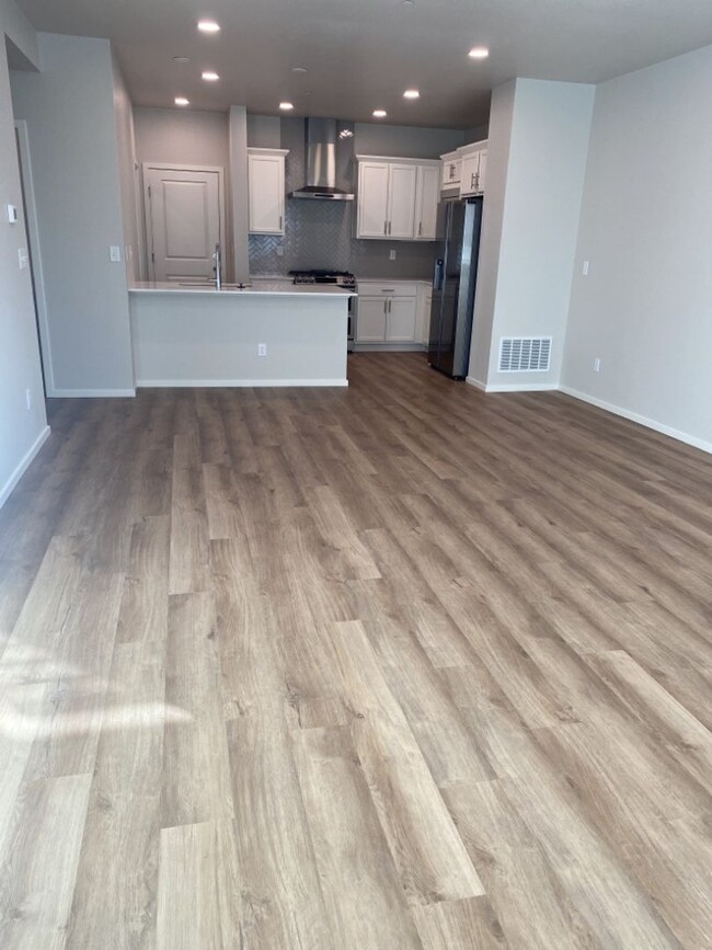 Building Photo - Beautiful 3 Bed/2.5 Bath Townhome with Att...