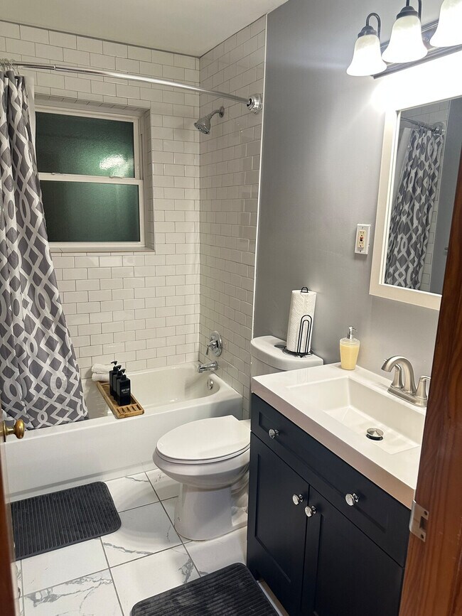 Building Photo - 7047 Hampton Ave