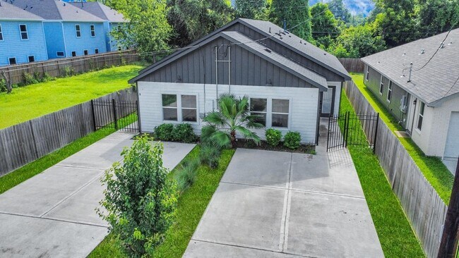 Building Photo - 7502 Sandle St