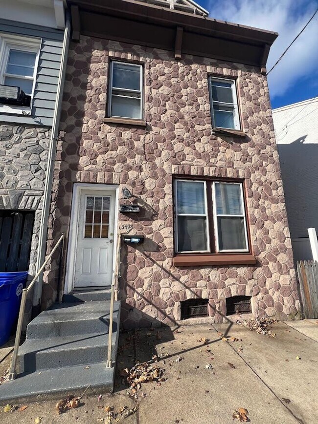 Primary Photo - 1542 1/2 Centre Avenue