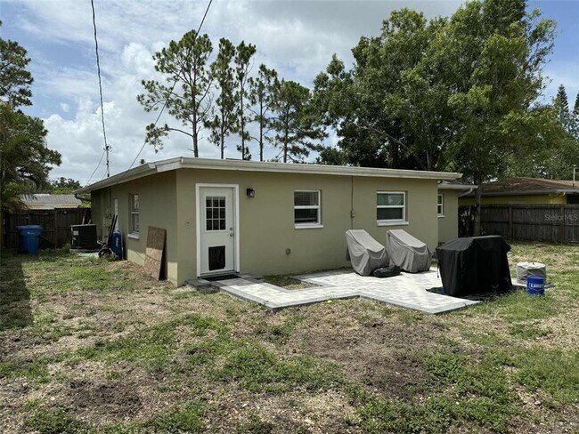 Building Photo - 2074 Greenbriar Blvd