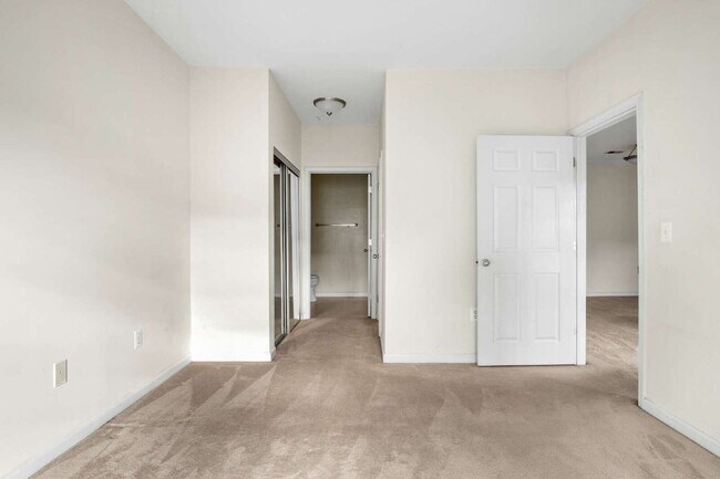 Building Photo - Modern Condo Living with Balcony and Great Location