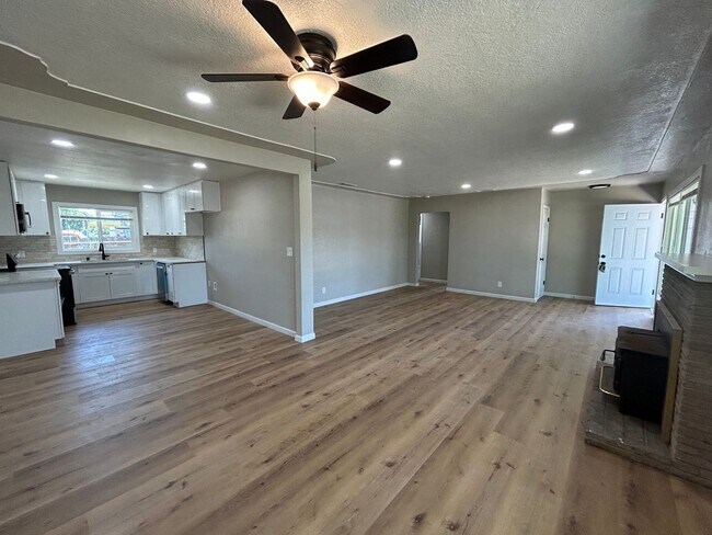 Building Photo - 1404 Grape Ave