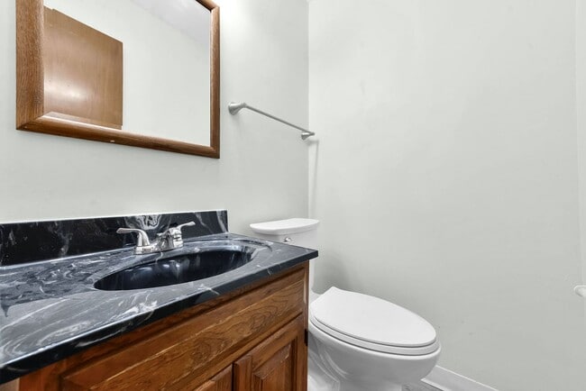 Building Photo - 2032 Northcliff Dr