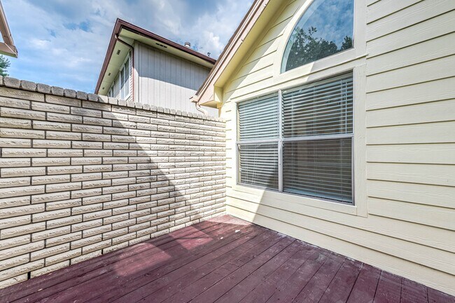 Building Photo - 1927 Summerfield Pl