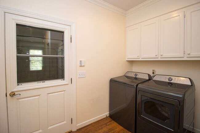 Building Photo - 2220 Montclair Dr