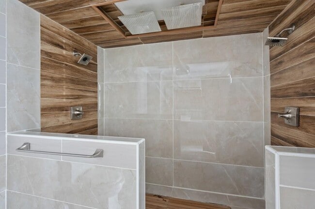 Building Photo - 1744 Woodcliff Pl NE