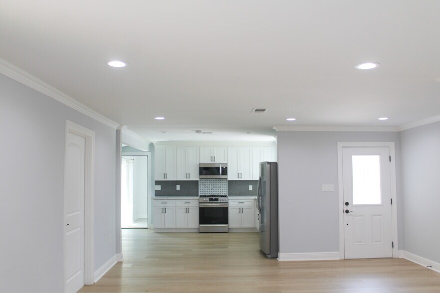 Building Photo - 2133 Generes Dr