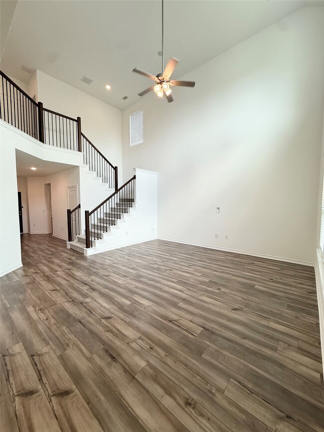 Building Photo - 15826 Dove Holw Dr