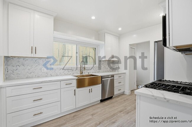 Building Photo - 1421 Stearns Dr