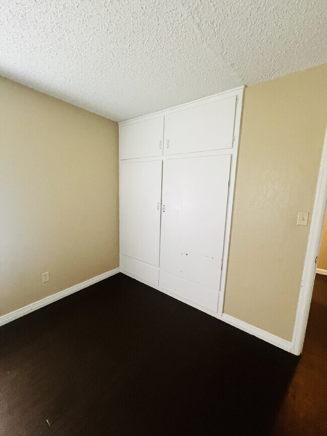 Building Photo - "Charming 3-Bed Home at 609 West Nagel Ave...