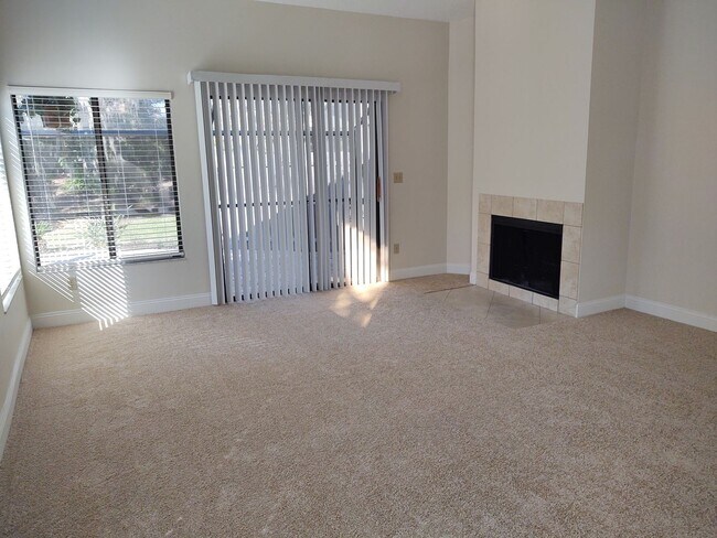 Building Photo - Gorgeous 3 bedroom 2 bath townhome with FL...