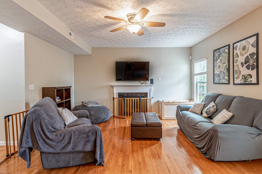 Living room - 3300 Federalist Dr