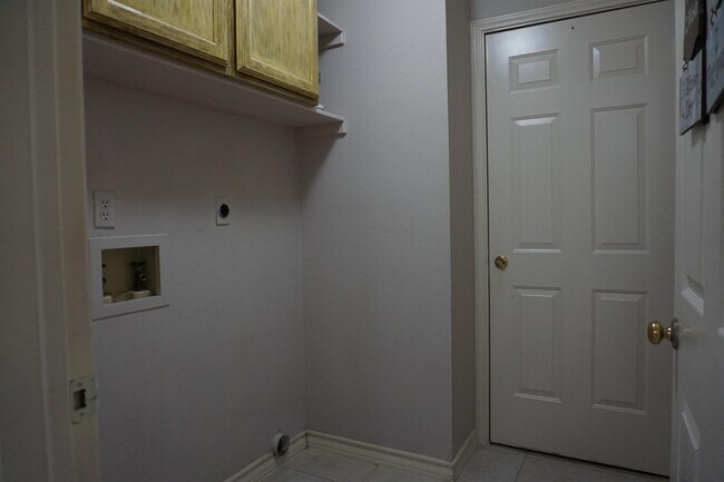 Building Photo - 8810 Crossway Dr