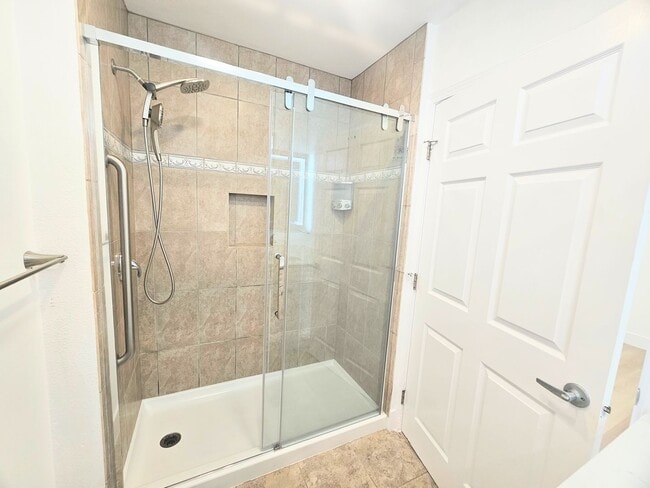 Building Photo - Single Story Senior Home - Newly Remodeled...