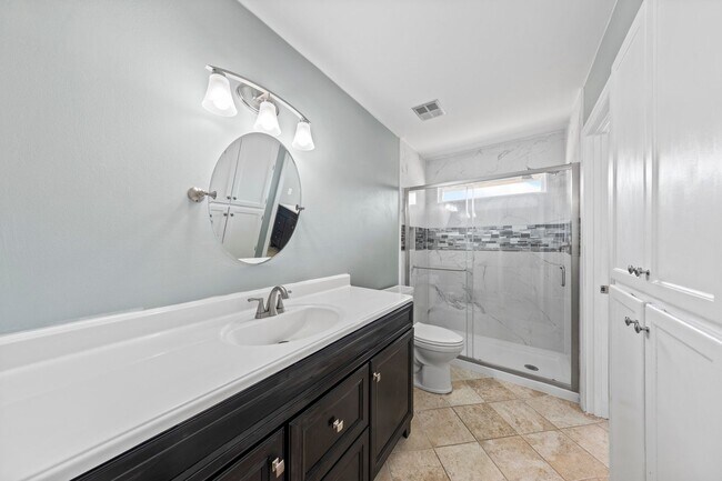 Building Photo - Spacious 4 Bedroom in Bluewater Bay w/ Large POOL!!