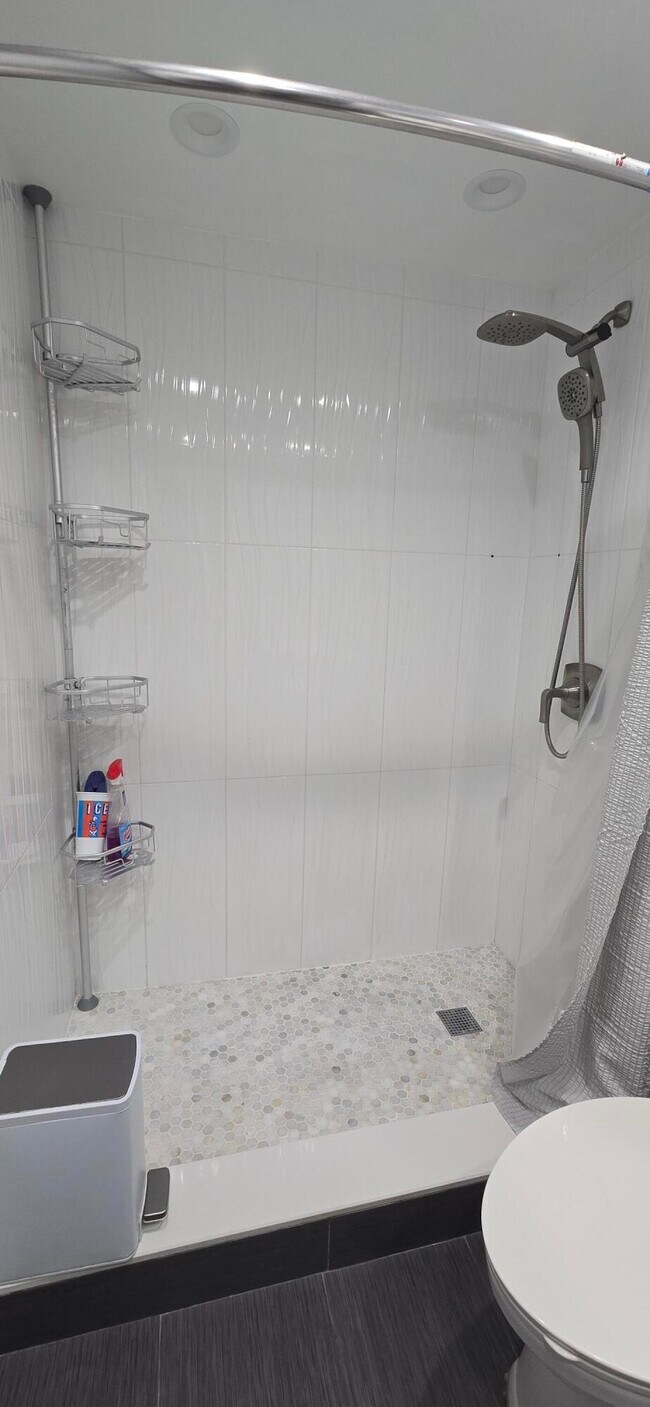 Building Photo - 3300 N Palm Aire Dr