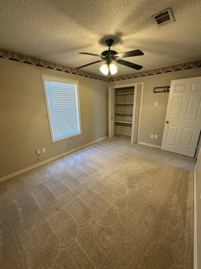 Building Photo - Gorgeous 3 Bed Brick Home