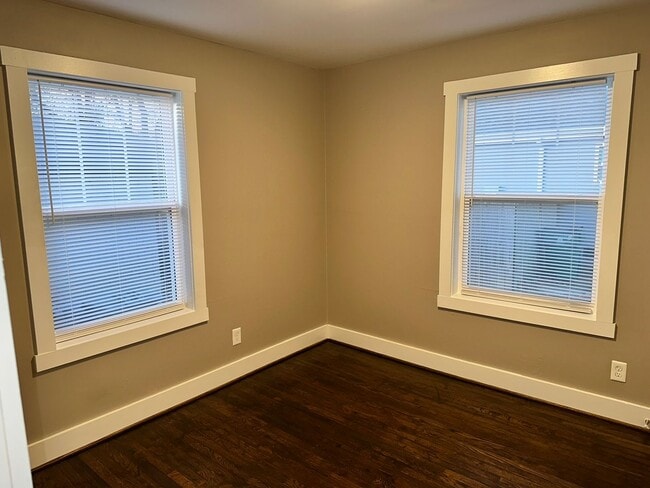 Building Photo - Beautiful 2 Bedroom Belmont Bungalow