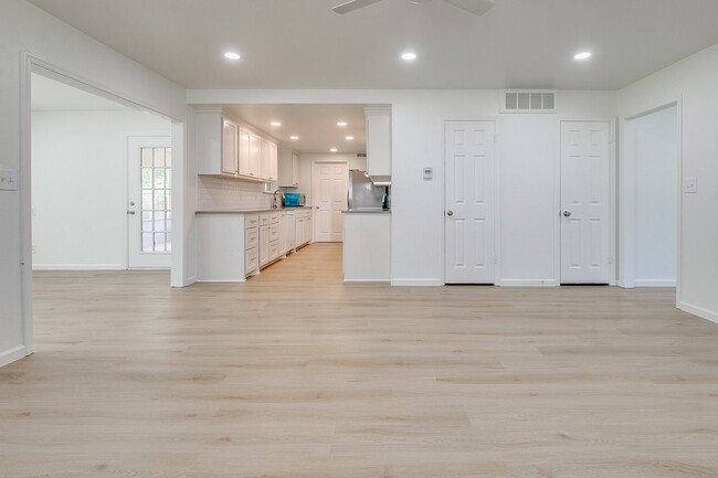 Building Photo - 1430 Westbrooke Terrace