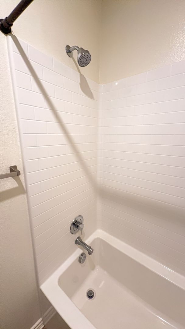 Building Photo - 3 BEDROOM VICTORVILLE HOME