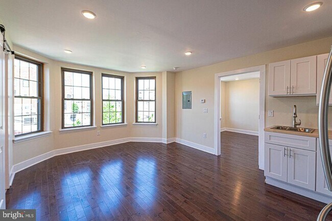 Building Photo - 527 S 21st St