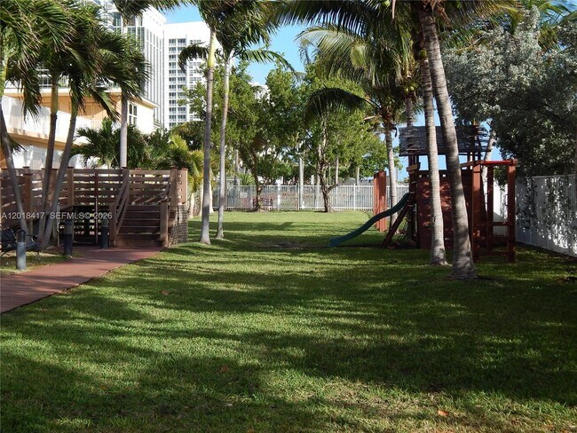Building Photo - 4747 Collins Ave