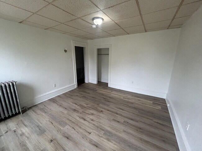 Building Photo - "Spacious 5-Bedroom Family Retreat with 2 ...