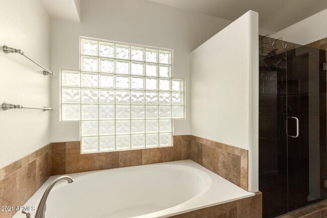 Building Photo - 4734 N Brookview Terrace