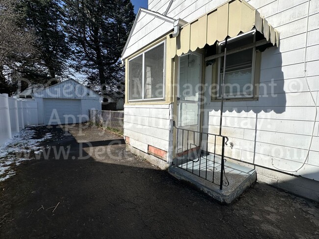 Building Photo - Gorgeous Spacious 4 Bedroom 1.5 Bath Singl...