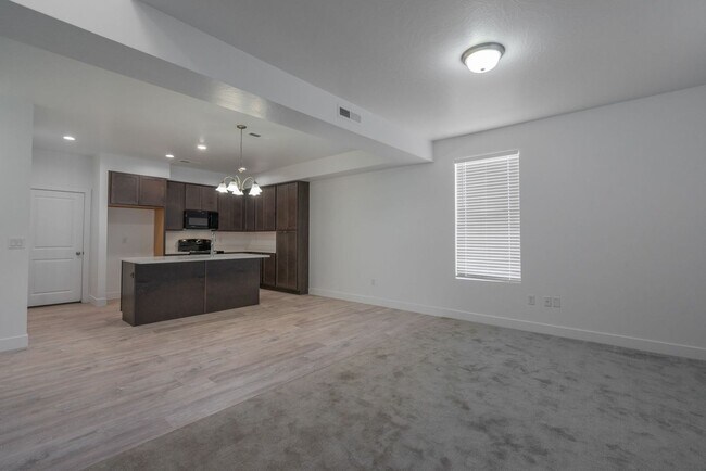 Building Photo - Well Maintained, 3 Bedroom and 2.5 Bathroo...