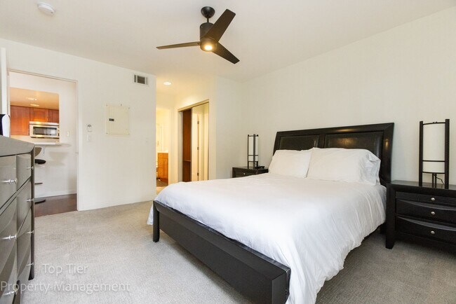 Building Photo - 2-bed, 2-bath 972sqft condo, walking distance to beach in Carlsbad Village, literally one block o...