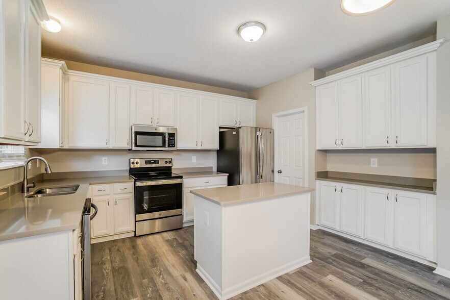 Building Photo - 985 Preble Dr