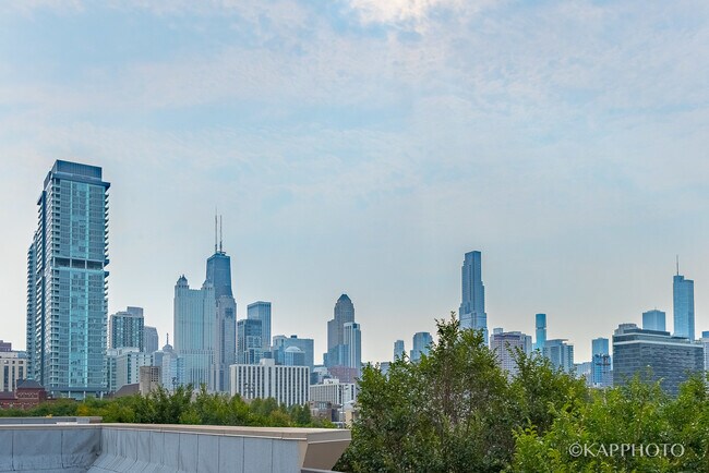 Building Photo - 468 W Elm St