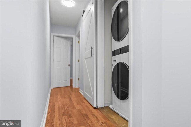 Building Photo - 1228 E Eager St