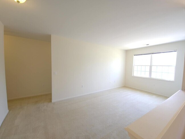 Building Photo - East End Townhouse! Now Available!