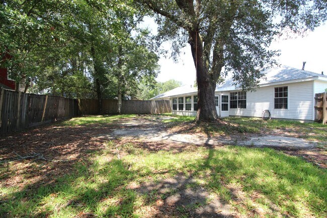 Building Photo - Northeast Pensacola 3/2 with Garage, Sunro...