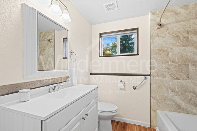 Building Photo - Updated 3 Bed 2 Bath Home With Brand New 2...