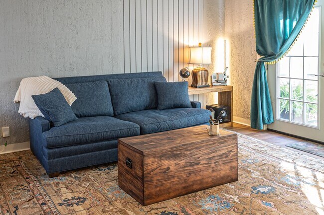 Building Photo - 1515 1/2 S Carson Ave