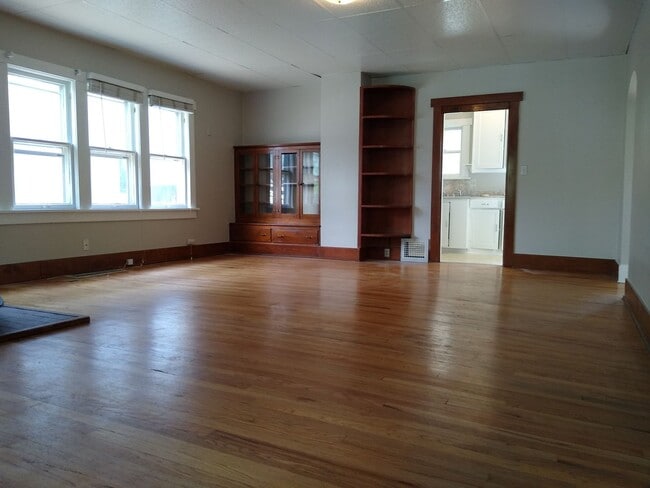 Building Photo - DU Charming 1920's Bungalow 2 Beds 1 Bath  Available Now