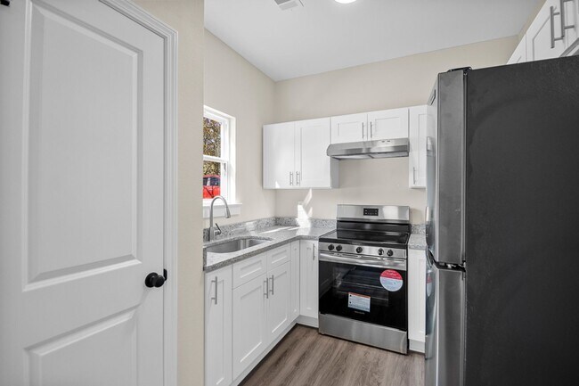 Building Photo - 1523 S Cedar St