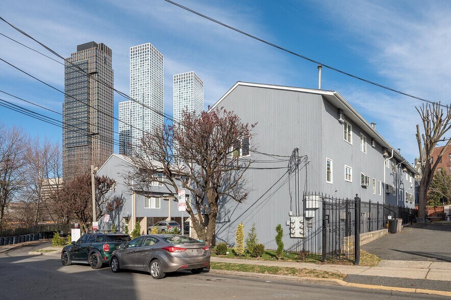 Building Photo - 72 Henry St