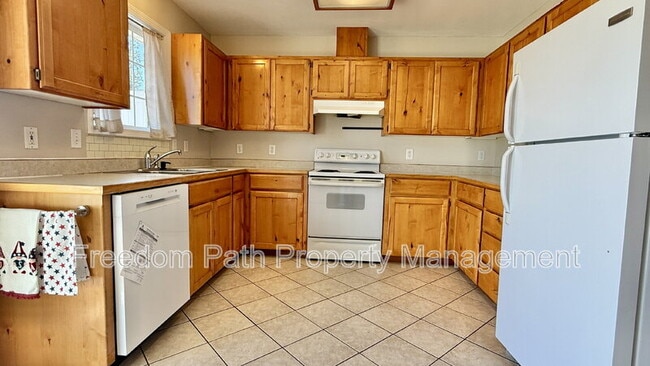 Building Photo - 13904 Cassia St