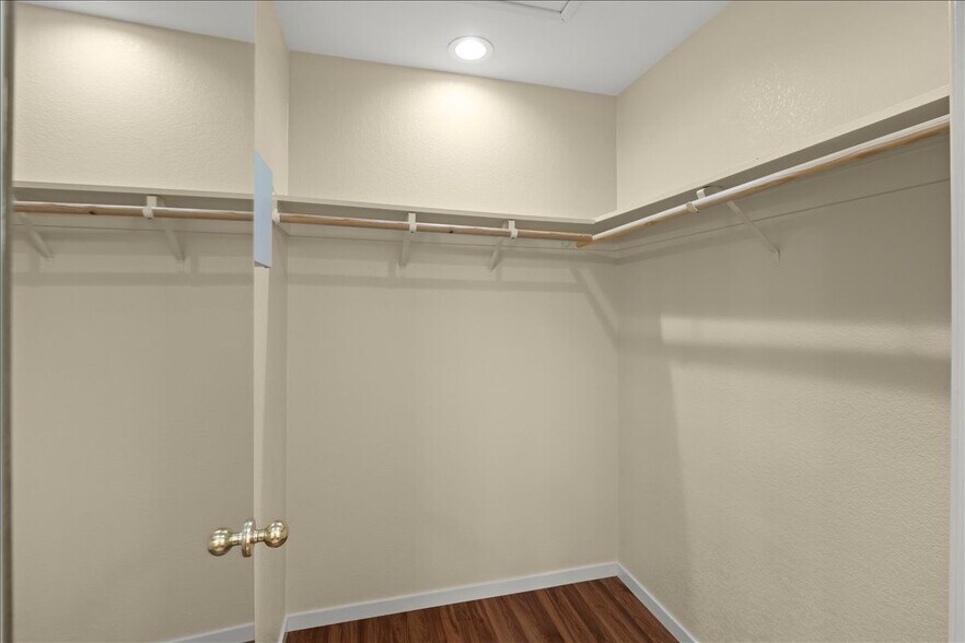 Building Photo - 38806 Litchfield Cir