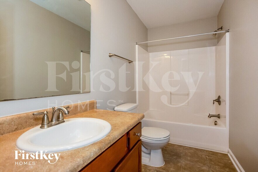 Building Photo - 15490 Farmland Ct