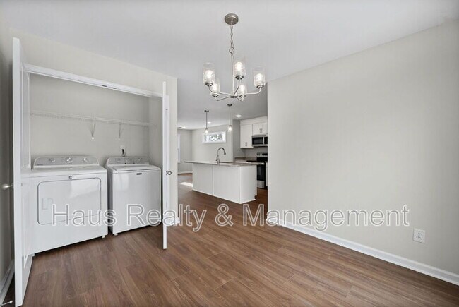 Building Photo - 839 Cumberland Dr