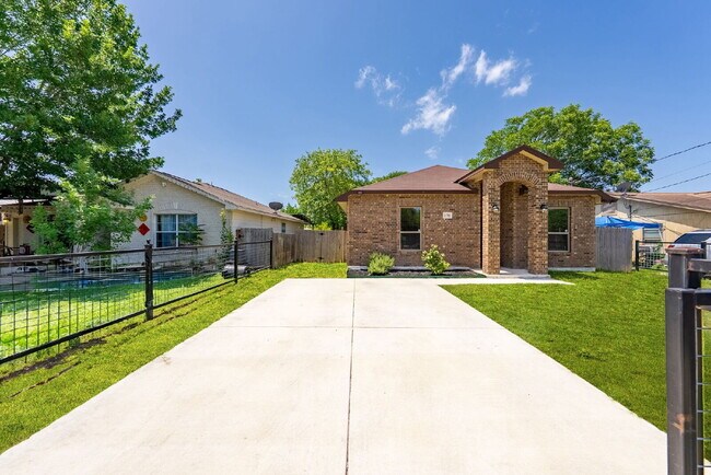 Building Photo - 170 Tedder St