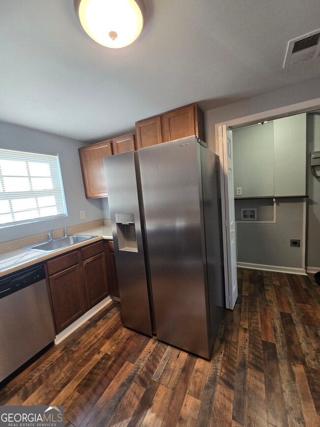 Building Photo - 1211 Lake Dr