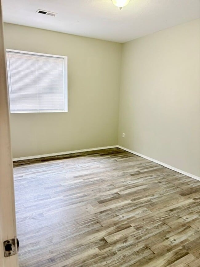 Building Photo - Ozark~ 4 bedroom walkout basement duplex for rent!