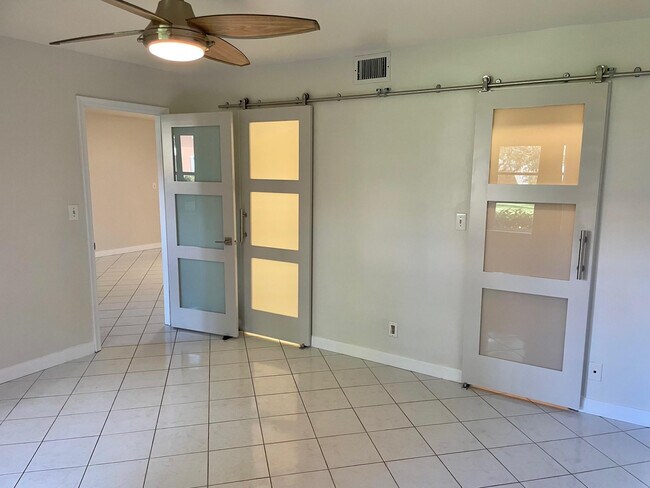 Building Photo - 140 NE 19th Ct